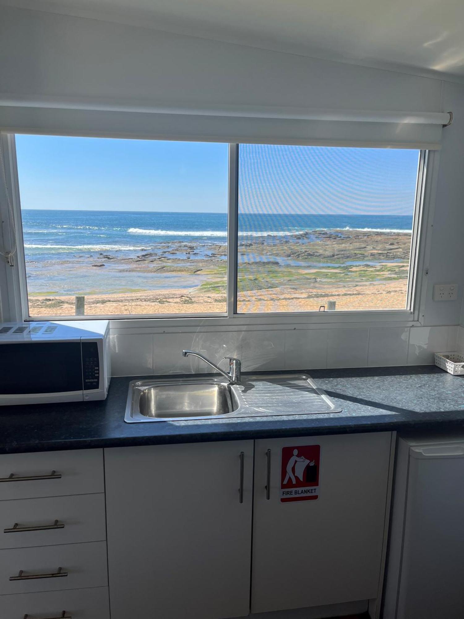 Blue Lagoon Beach Resort Bateau Bay Eksteriør billede