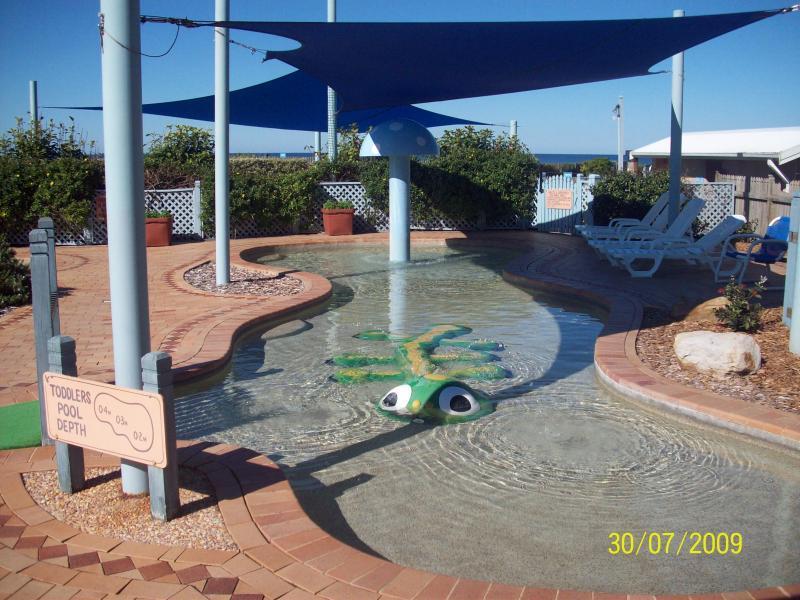 Blue Lagoon Beach Resort Bateau Bay Eksteriør billede